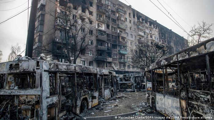 Жилой квартал в Мариуполе после бомбардировок артиллерией и авиацией РФ